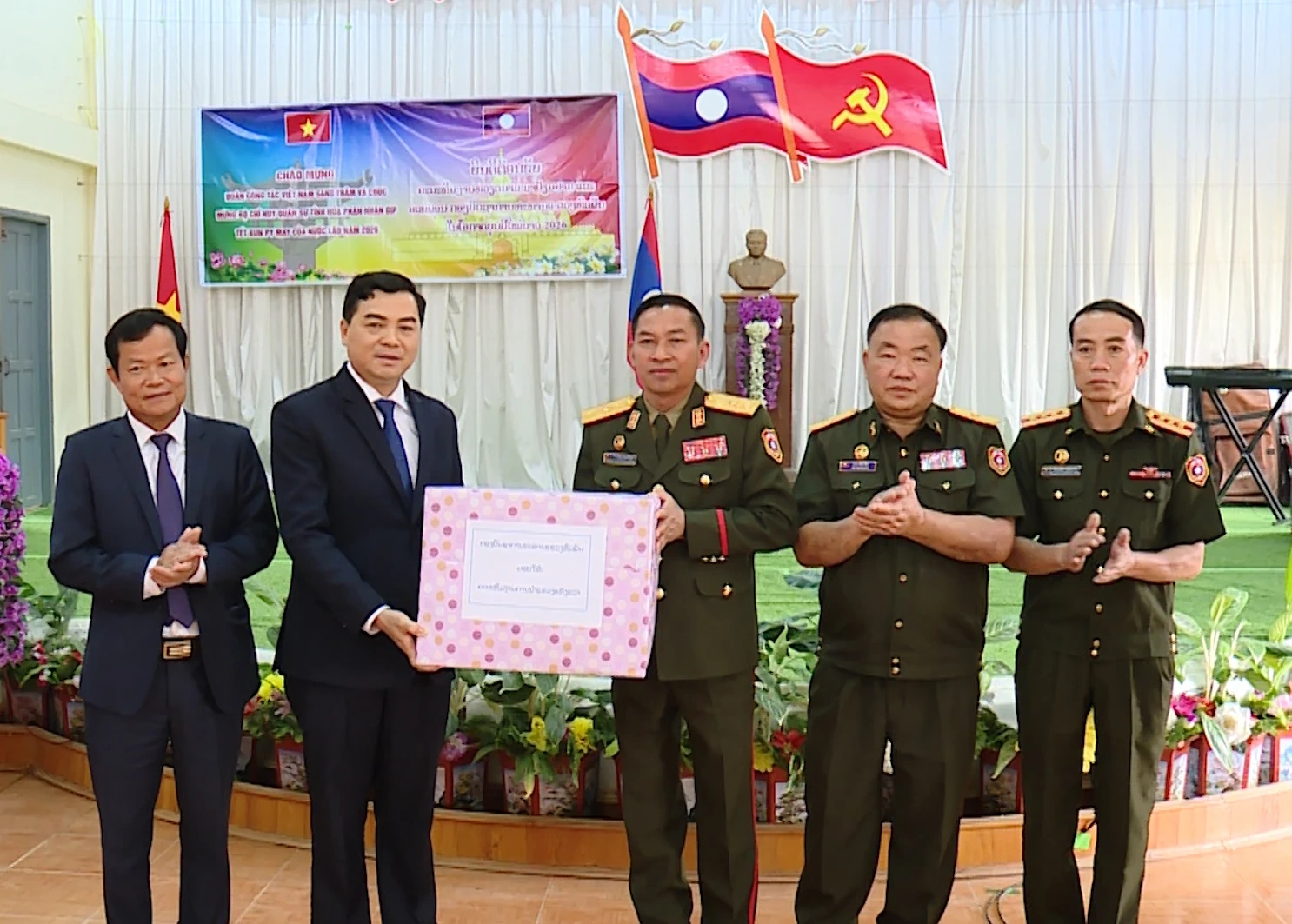 Chủ tịch UBND tỉnh Nguyễn Hoài Anh dâng hương tưởng nhớ Chủ tịch Hồ Chí Minh và các Anh hùng liệt sỹ Việt Nam hy sinh tại Hủa Phăn (Lào)