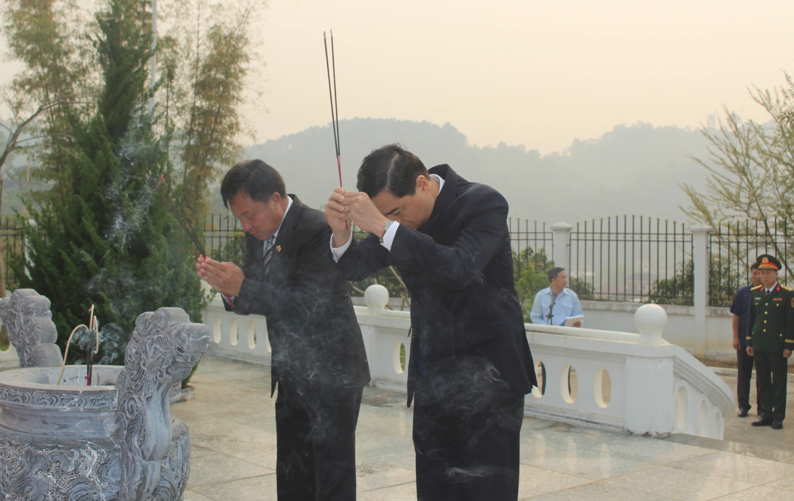 Chủ tịch UBND tỉnh Nguyễn Hoài Anh dâng hương tưởng nhớ Chủ tịch Hồ Chí Minh và các Anh hùng liệt sỹ Việt Nam hy sinh tại Hủa Phăn (Lào)