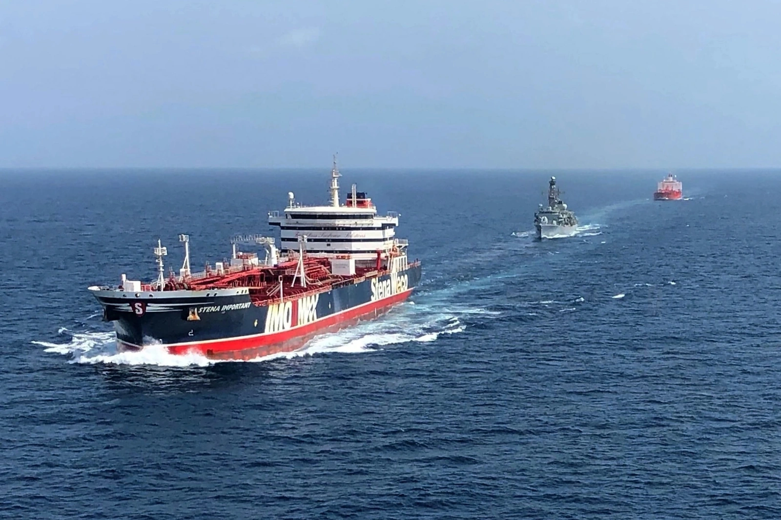 Các nước tìm mọi cách để mở lại eo biển Hormuz