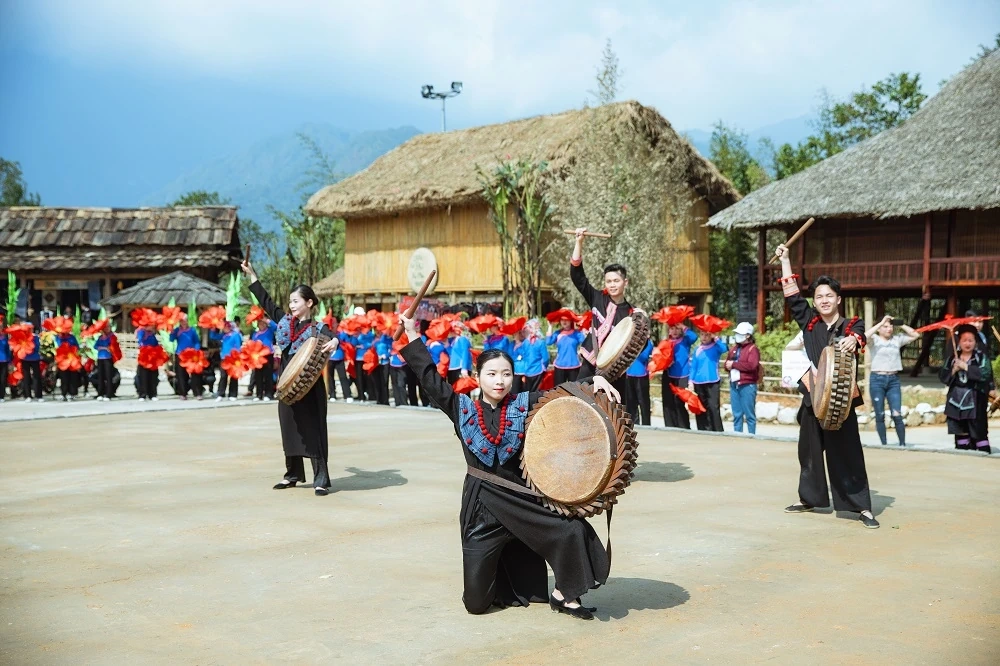 “Bản giao hưởng triệu đóa hồng” đánh dấu 10 năm cáp treo Fansipan
