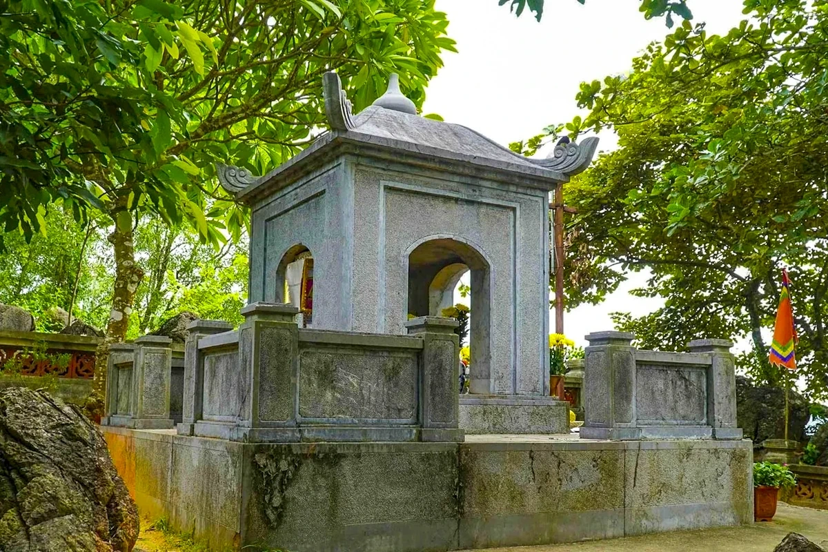 Thăm mộ Vua Bà