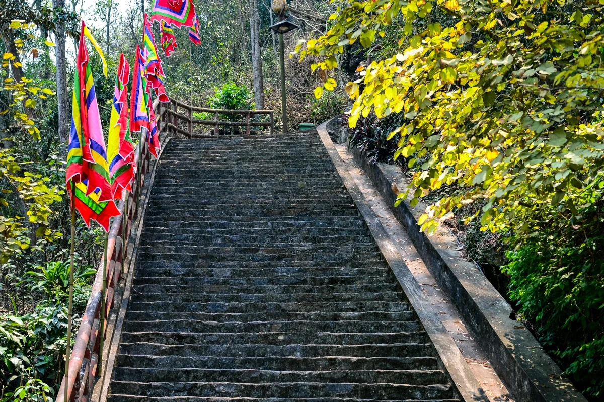 Thăm mộ Vua Bà