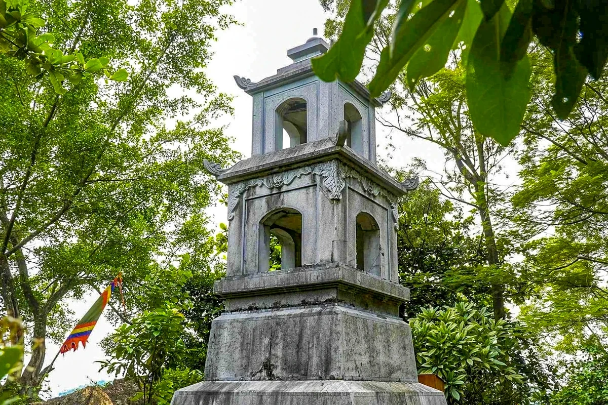 Thăm mộ Vua Bà