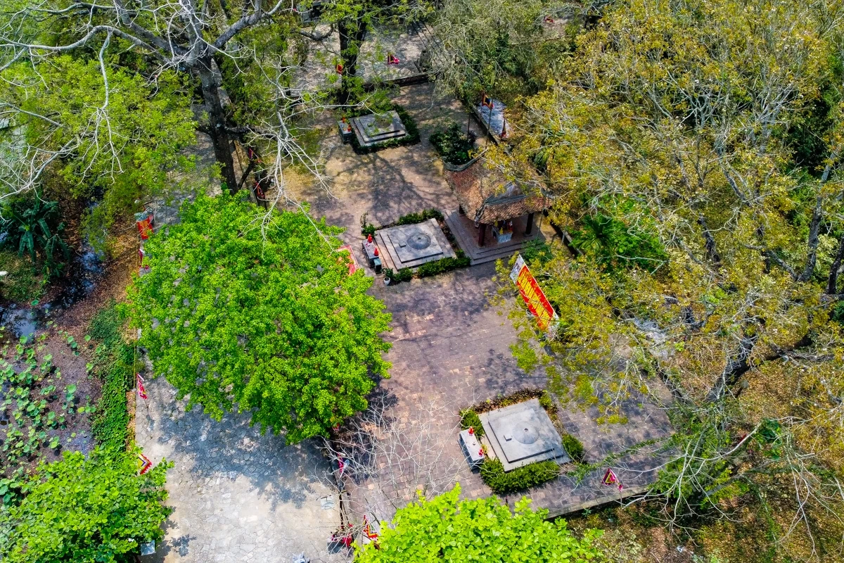 Thăm mộ Vua Bà