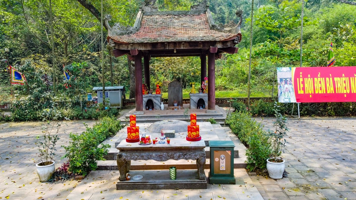 Thăm mộ Vua Bà