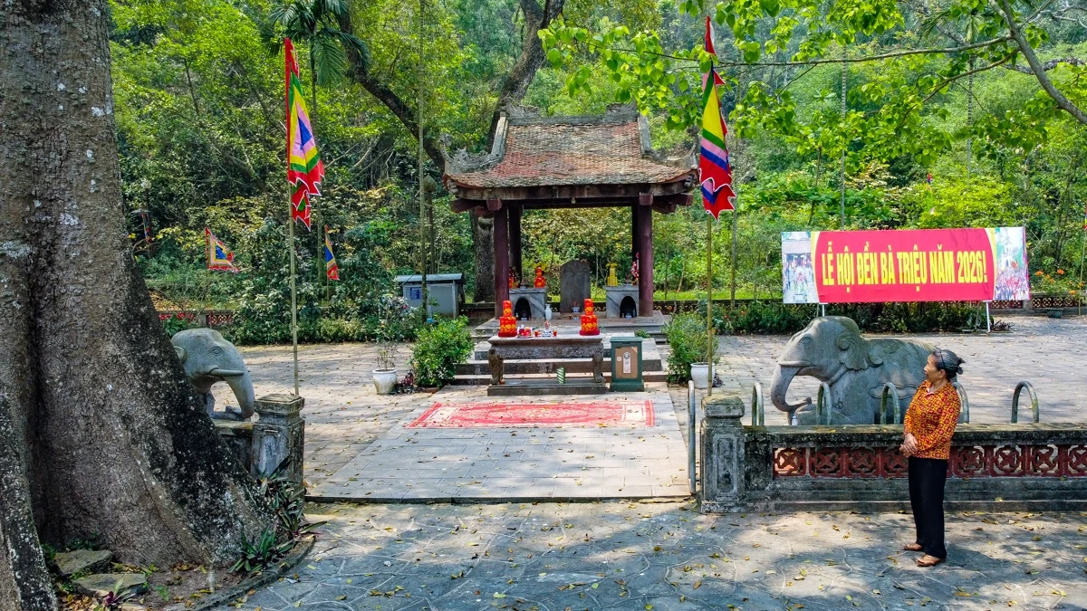 Thăm mộ Vua Bà