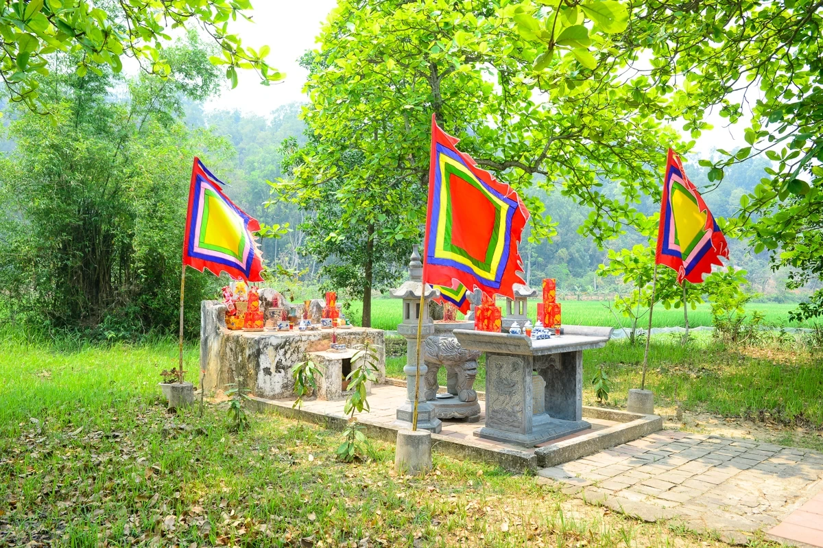 Thăm mộ Vua Bà