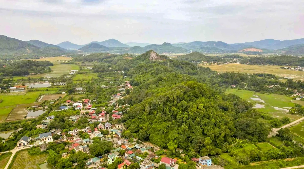 Thăm mộ Vua Bà