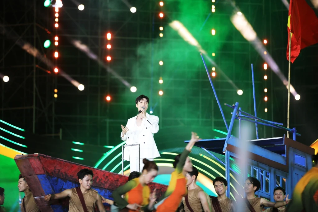 Dàn sao cháy hết mình cùng Concert “Thanh âm kỷ nguyên mới”