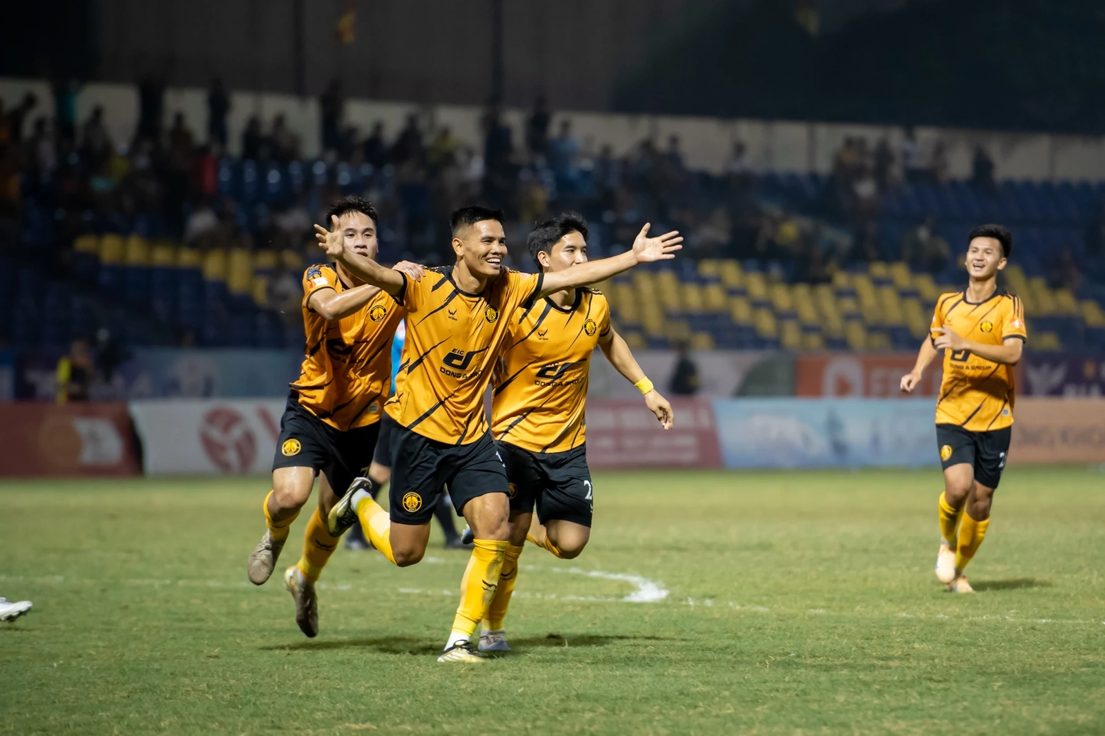 HLV Popov gọi trọng tài Lê Vũ Linh là “sát thủ chuyên nghiệp”; Zidane chính thức đạt thỏa thuận dẫn dắt tuyển Pháp