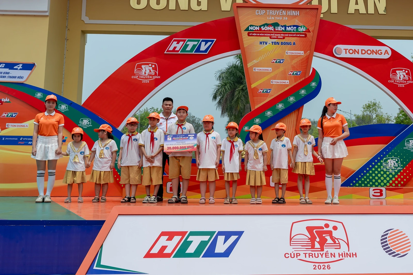 Marchuk Dzianis xé áo vàng Cúp truyền hình TP HCM ở chặng 4