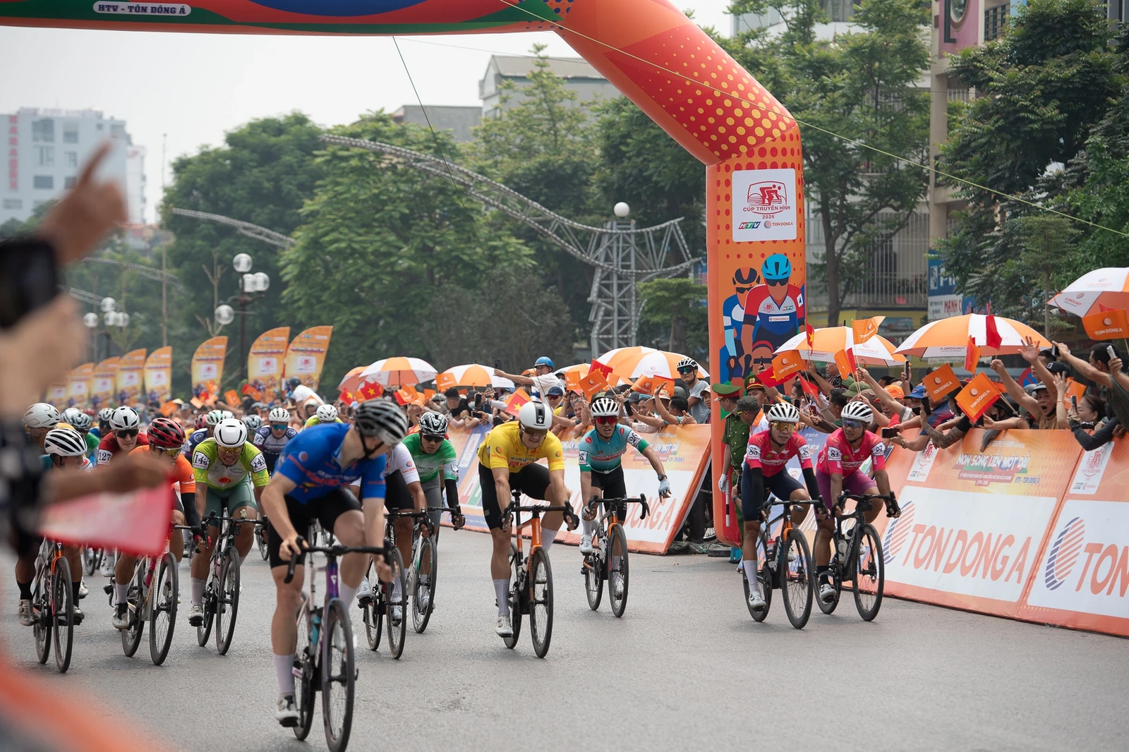 Marchuk Dzianis xé áo vàng Cúp truyền hình TP HCM ở chặng 4