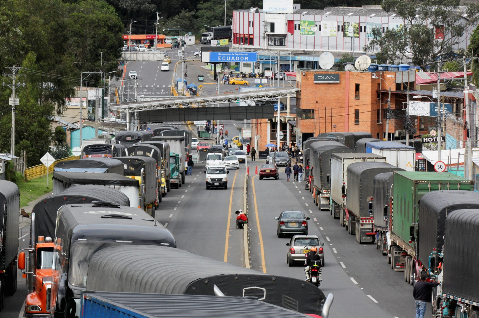 Căng thẳng leo thang, Ecuador áp thuế 100% hàng hóa từ Colombia
