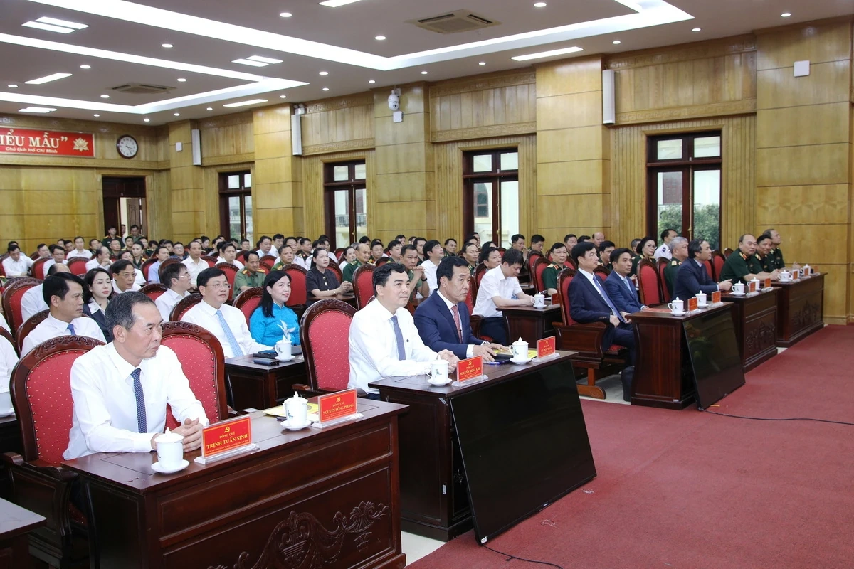 Hình ảnh tại hội nghị công bố quyết định của Bộ Chính trị điều động Thượng tướng Lê Đức Thái giữ chức Bí thư Tỉnh ủy Thanh Hóa