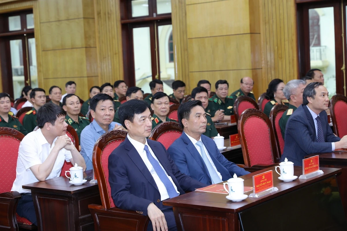 Hình ảnh tại hội nghị công bố quyết định của Bộ Chính trị điều động Thượng tướng Lê Đức Thái giữ chức Bí thư Tỉnh ủy Thanh Hóa