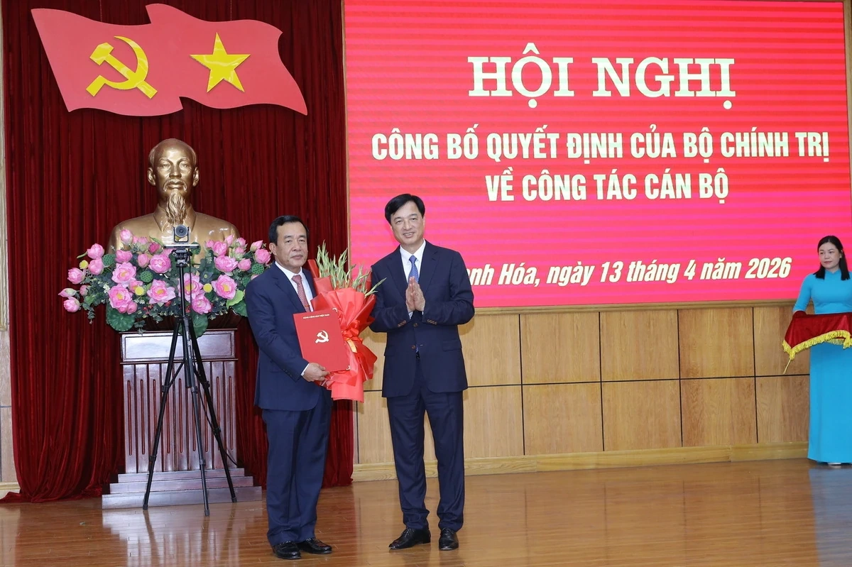 Hình ảnh tại hội nghị công bố quyết định của Bộ Chính trị điều động Thượng tướng Lê Đức Thái giữ chức Bí thư Tỉnh ủy Thanh Hóa