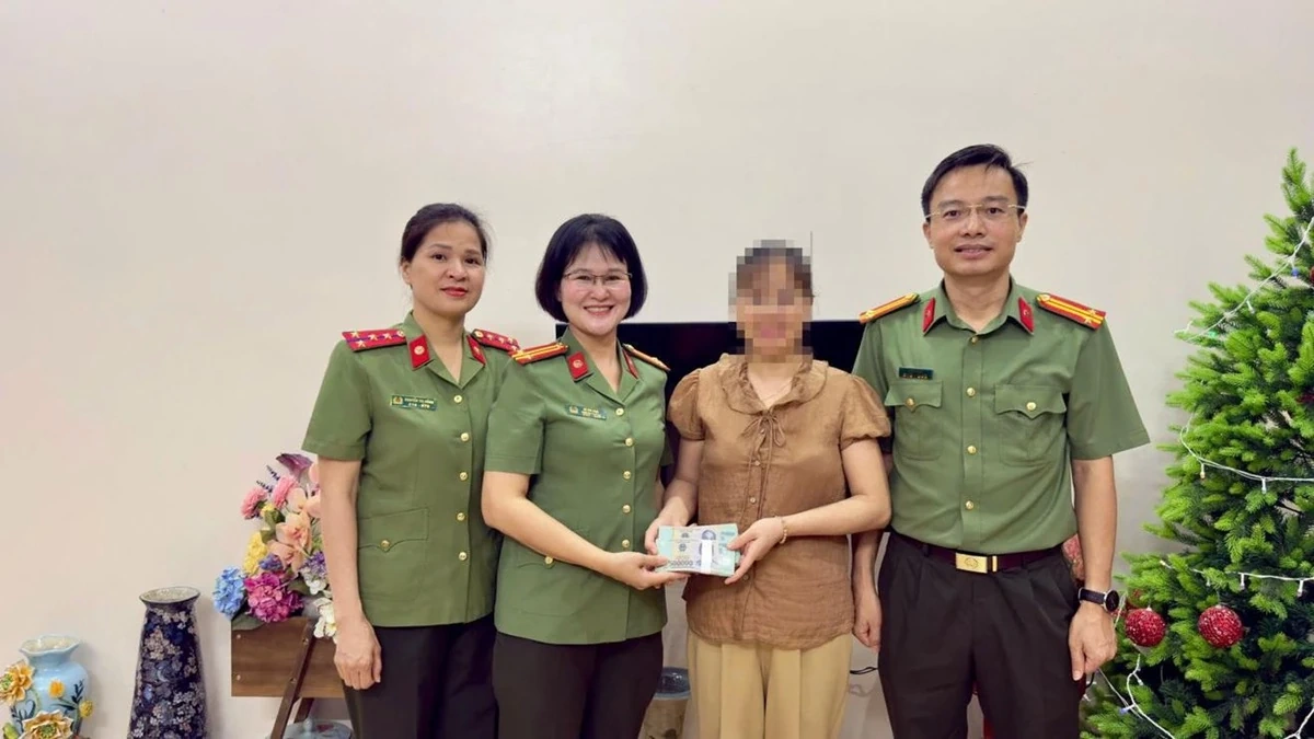 Trung tá Công an trả lại 100 triệu đồng cho người dân chuyển khoản nhầm