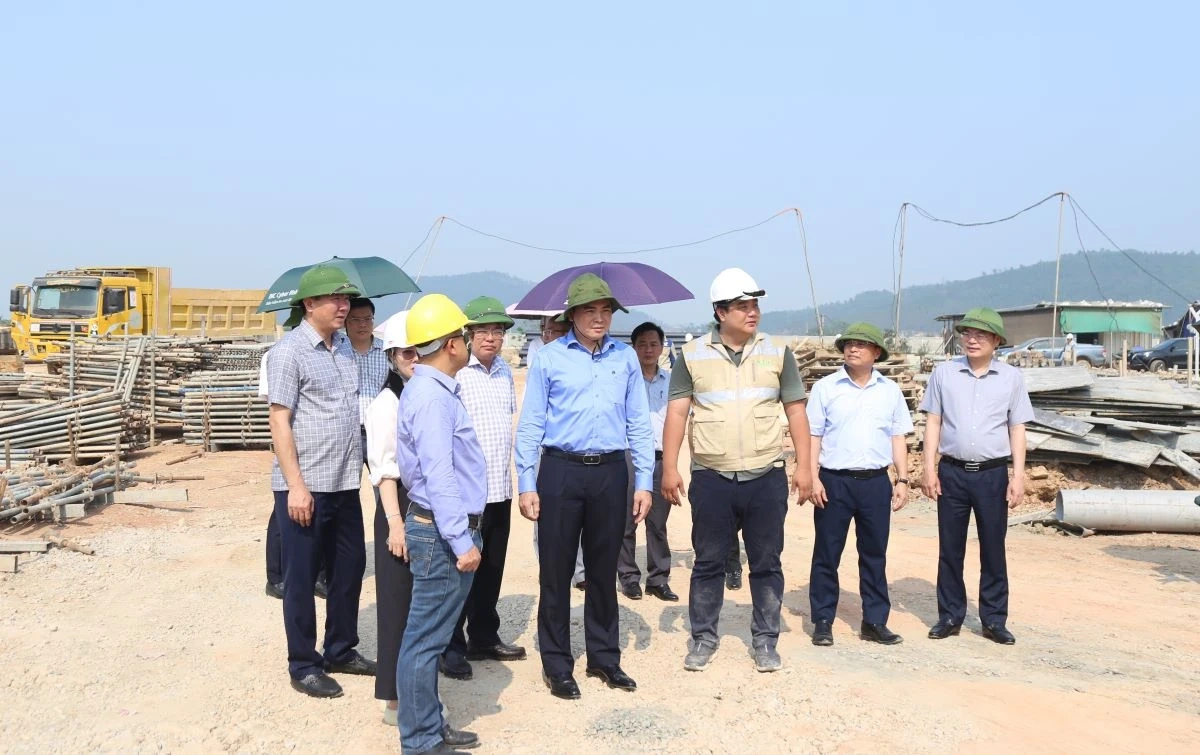 Chủ tịch UBND tỉnh Nguyễn Hoài Anh kiểm tra tiến độ và chỉ đạo tháo gỡ khó khăn, vướng mắc các dự án trọng điểm tại Khu Kinh tế Nghi Sơn