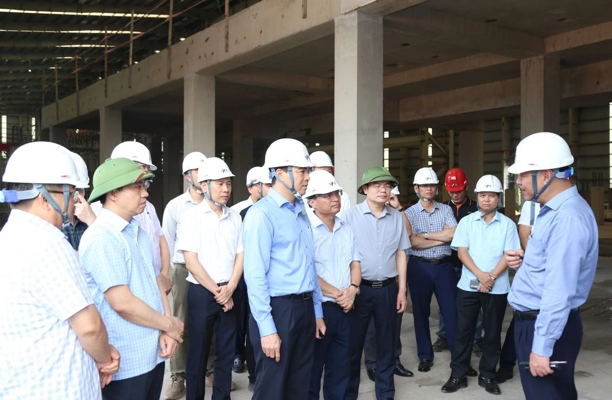 Chủ tịch UBND tỉnh Nguyễn Hoài Anh kiểm tra tiến độ và chỉ đạo tháo gỡ khó khăn, vướng mắc các dự án trọng điểm tại Khu Kinh tế Nghi Sơn