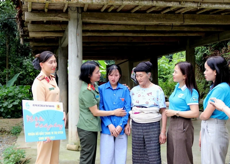 “Có bàn tay mẹ, con ấm no”