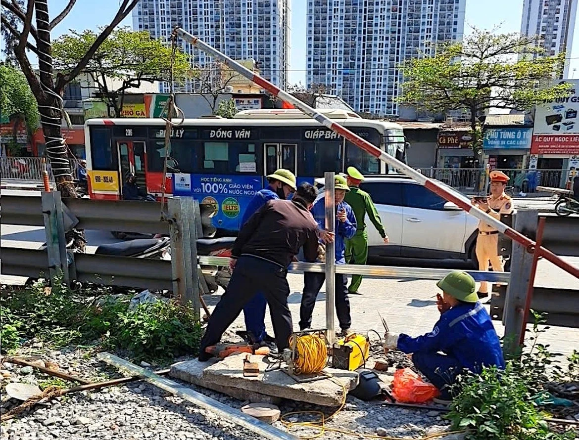 65 vụ tai nạn trong 4 tháng: Lối đi tự mở tiếp tục là “điểm đen an toàn đường sắt
