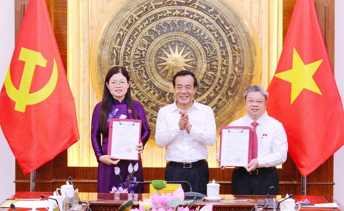 Công bố Nghị quyết của Ủy ban Thường vụ Quốc hội về công tác cán bộ