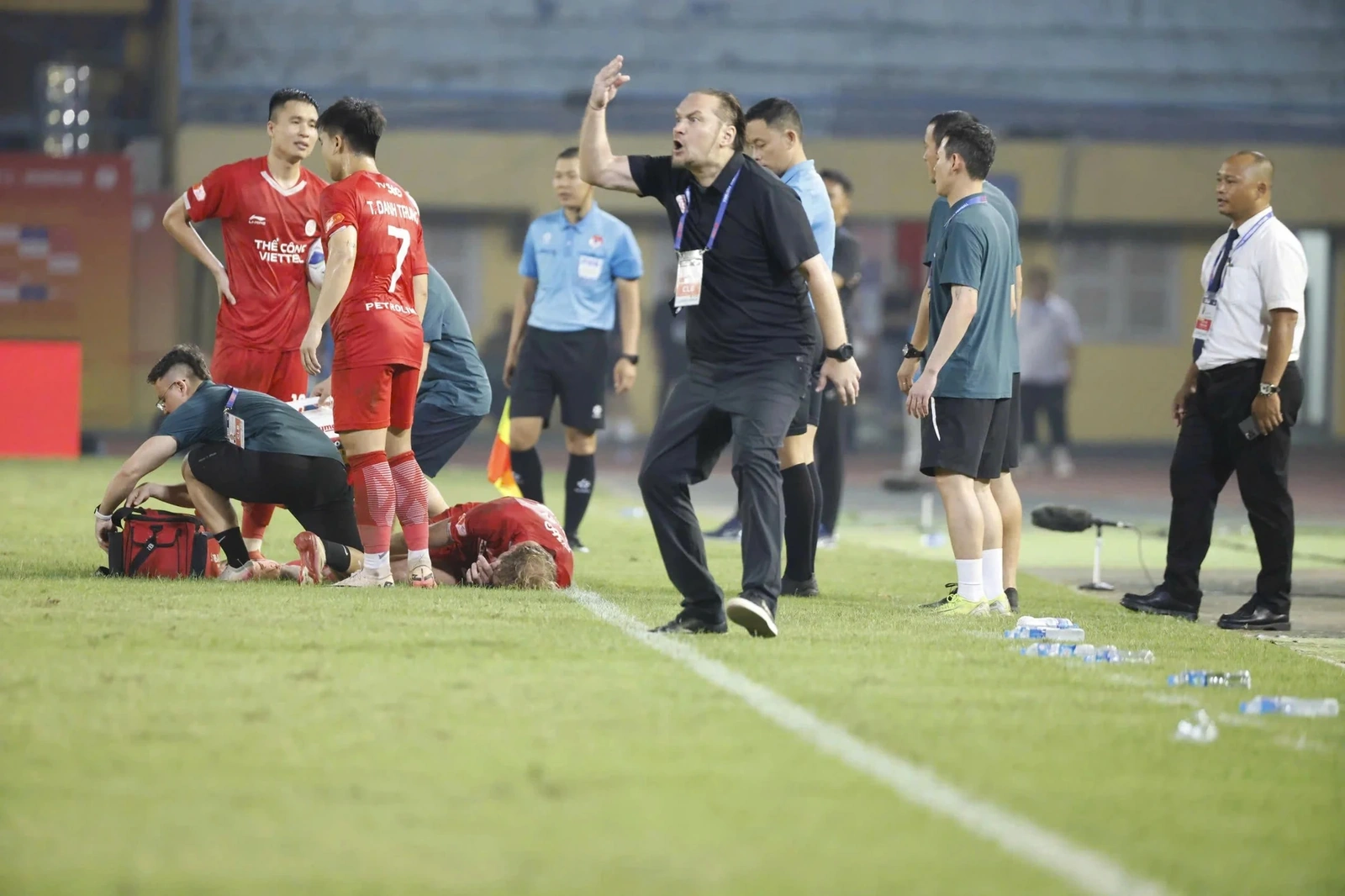 CLB Đông Á Thanh Hóa khủng hoảng trầm trọng; Man Utd thăng hoa, Tottenham lún sâu vào khủng hoảng