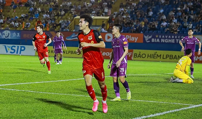 Man Utd thua sốc Leeds tại Old Trafford sau 45 năm; Đoàn Văn Hậu bị treo giò