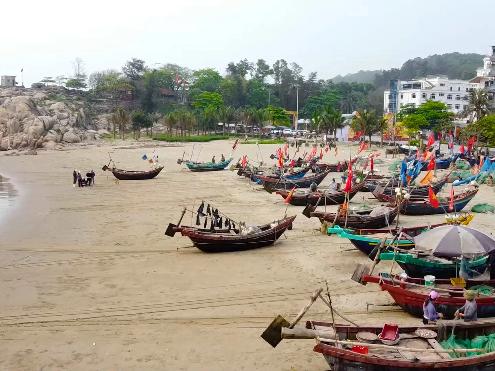 Rời xa bãi cát trải dài với tiếng gọi thuyền về nhộn nhịp, hành trình dẫn lối ta tìm về những nốt lặng trầm mặc trên dãy núi Trường Lệ.