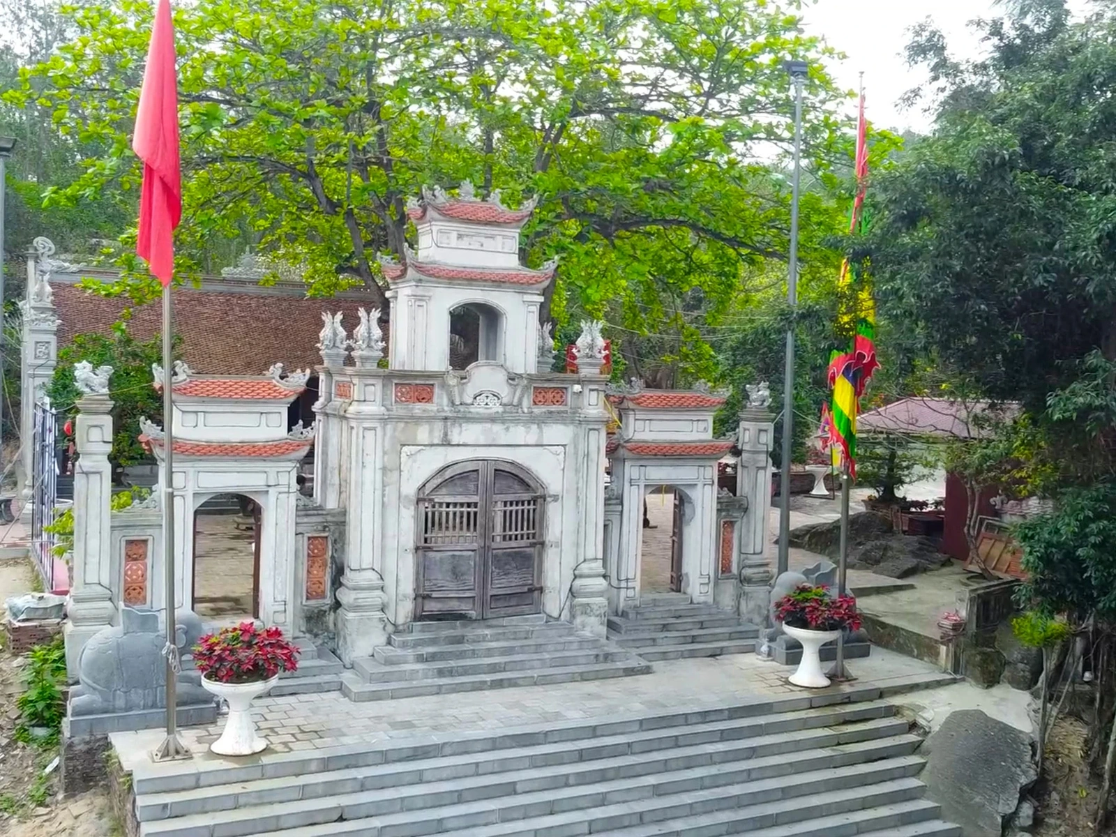 Điểm dừng chân đầu tiên là Đền thờ Tô Hiến Thành, ngôi đền còn được biết đến với tên gọi đền Đệ Nhị hay đền Trung.