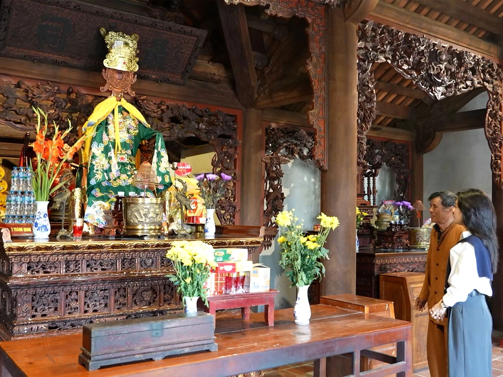 Ngôi đền thờ vị Thái úy trung trinh, người đã dành cả cuộc đời tận tụy vì giang sơn xã tắc dưới triều Lý tọa lạc giữa một không gian tĩnh mịch, bao quanh bởi những tán cây cổ thụ quanh năm rì rào tiếng gió.