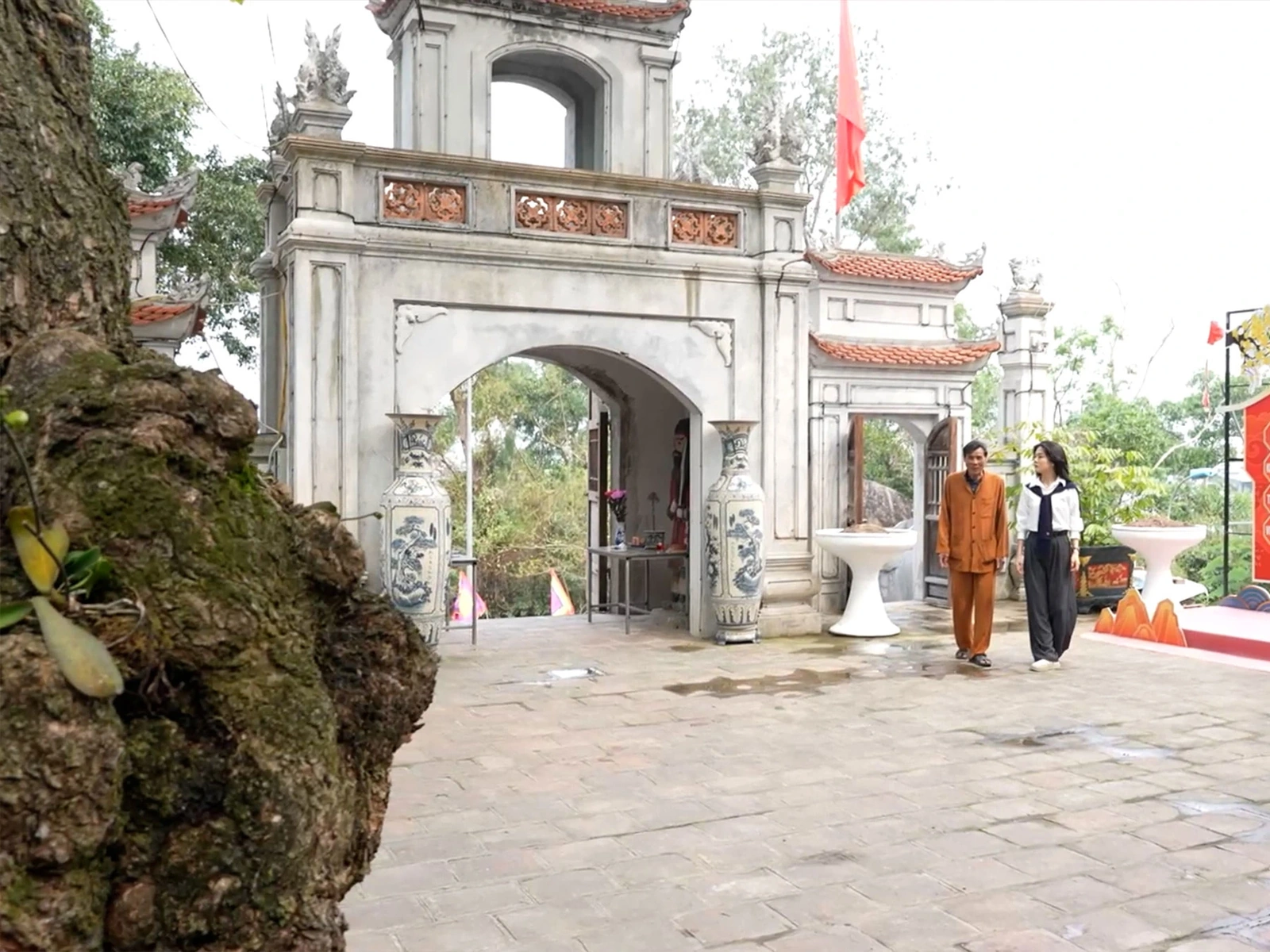 Đứng giữa sân đền, hít căng lồng ngực mùi hương trầm thoang thoảng hòa quyện cùng vị mặn mòi của gió biển thổi từ phía xa, ta bỗng thấy lòng mình nhẹ bẫng. Một Sầm Sơn “lạ” hiện ra trong dáng vẻ thanh tao ấy, nhắc nhớ mỗi người về lòng biết ơn và những giá trị văn hóa sâu dày đang ẩn mình dưới bóng núi xanh rờn.
