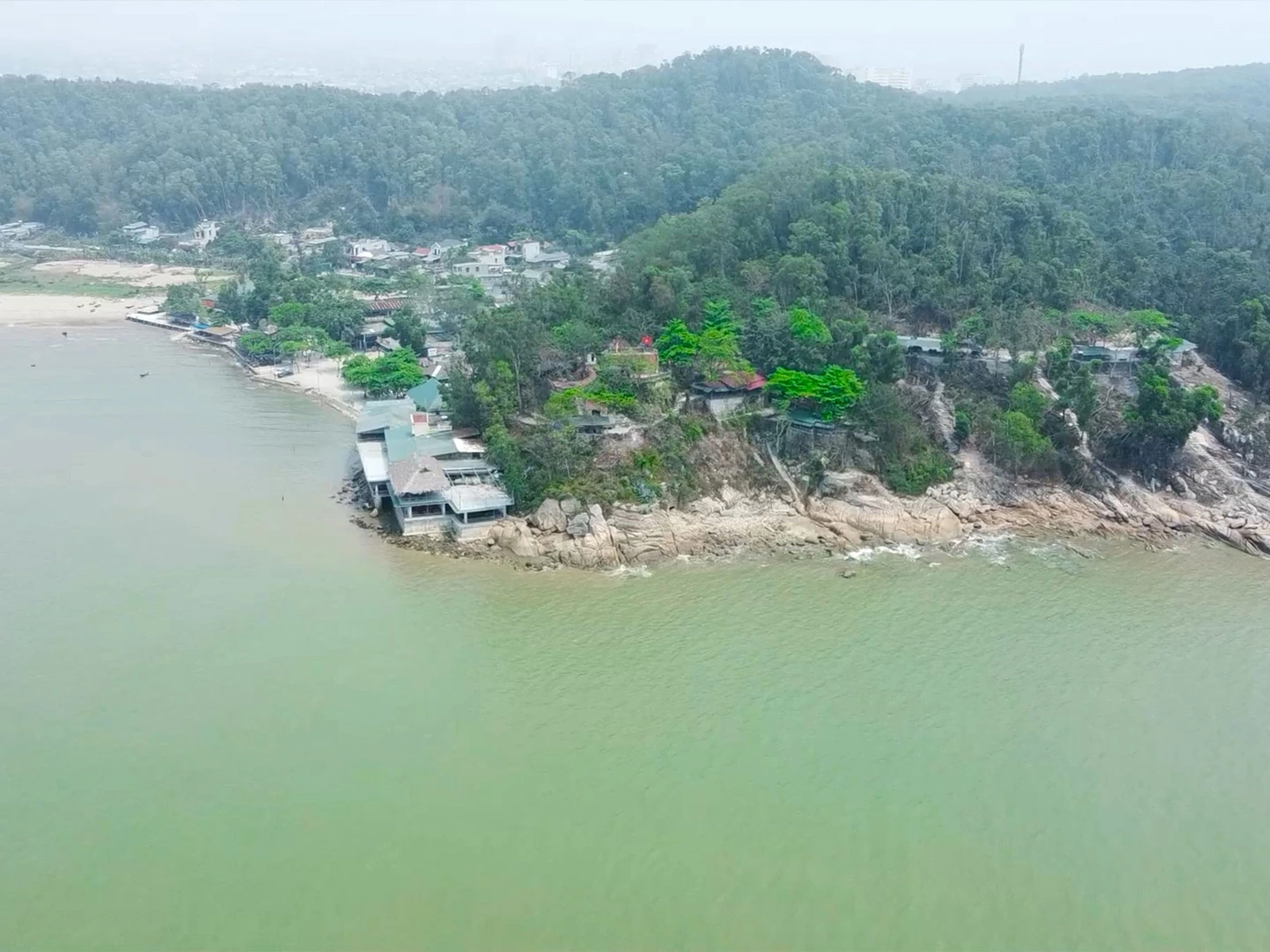 Nằm ở phía Nam dãy núi là Chùa Cô Tiên, một không gian thanh tao và thoát tục. Ngôi chùa nép mình bên vách đá uốn lượn, hướng tầm mắt ôm trọn lấy đại dương bao la.
