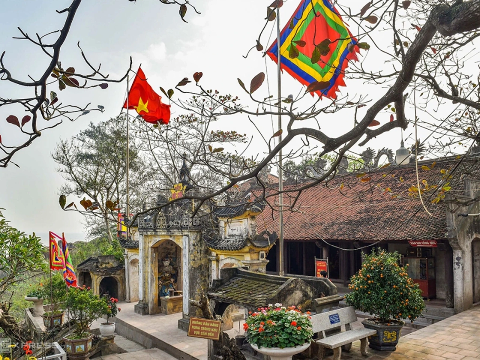 Điểm kết thúc đầy uy nghiêm cho hành trình chính là Đền Độc Cước, hay còn gọi là đền Thượng, Đền Đệ Nhất, tọa lạc vững chãi trên hòn Cổ Giải.