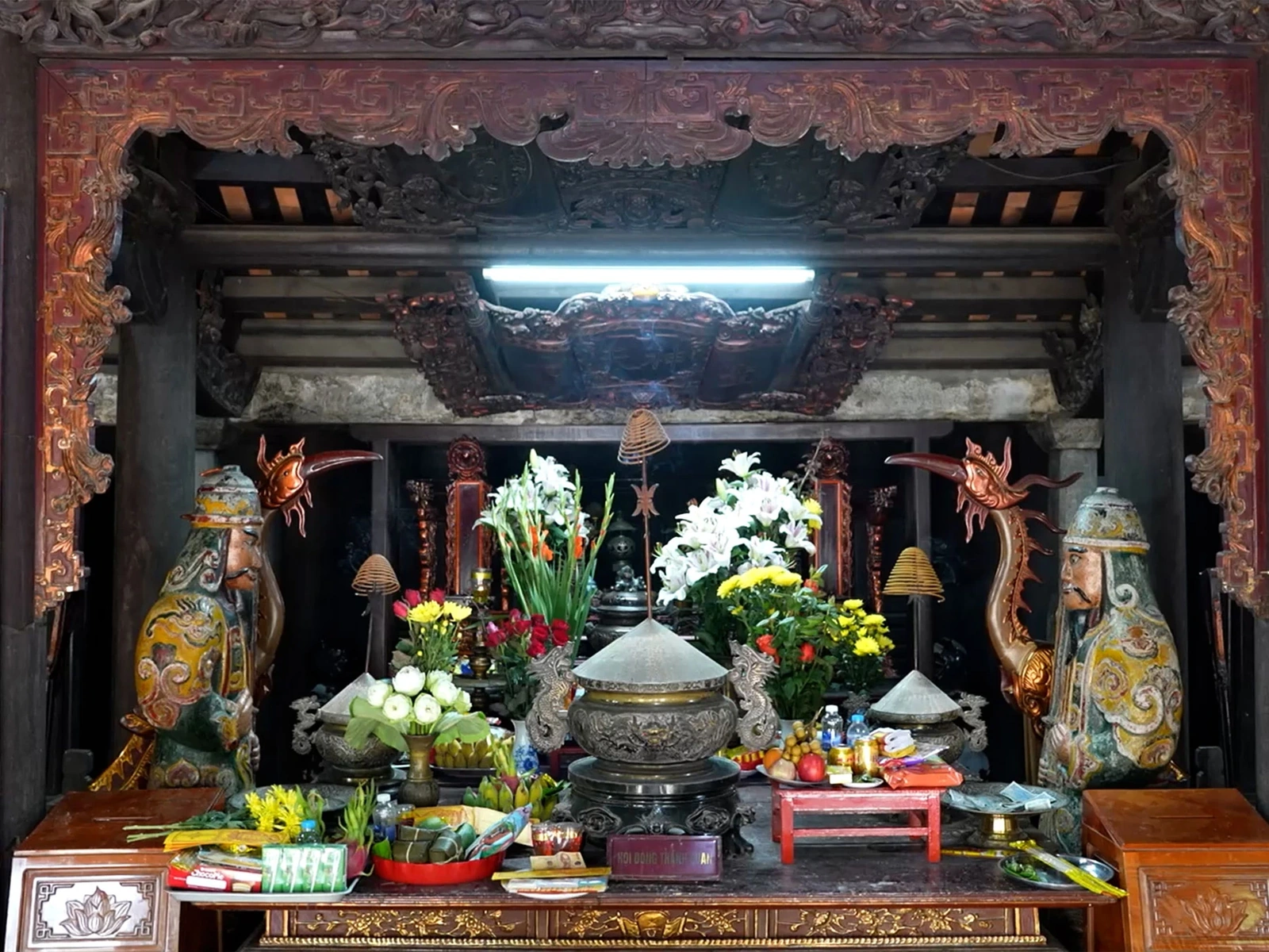 Ngôi đền thờ vị thần tự xẻ thân mình để bảo vệ dân làng khỏi loài quỷ biển, hiện thân cho sức mạnh và ý chí quật cường của cha ông. Đứng từ sân đền nhìn xuống, những con sóng bạc đầu xô vào ghềnh đá như đang kể lại khúc tráng ca bất tận của vùng đất này.