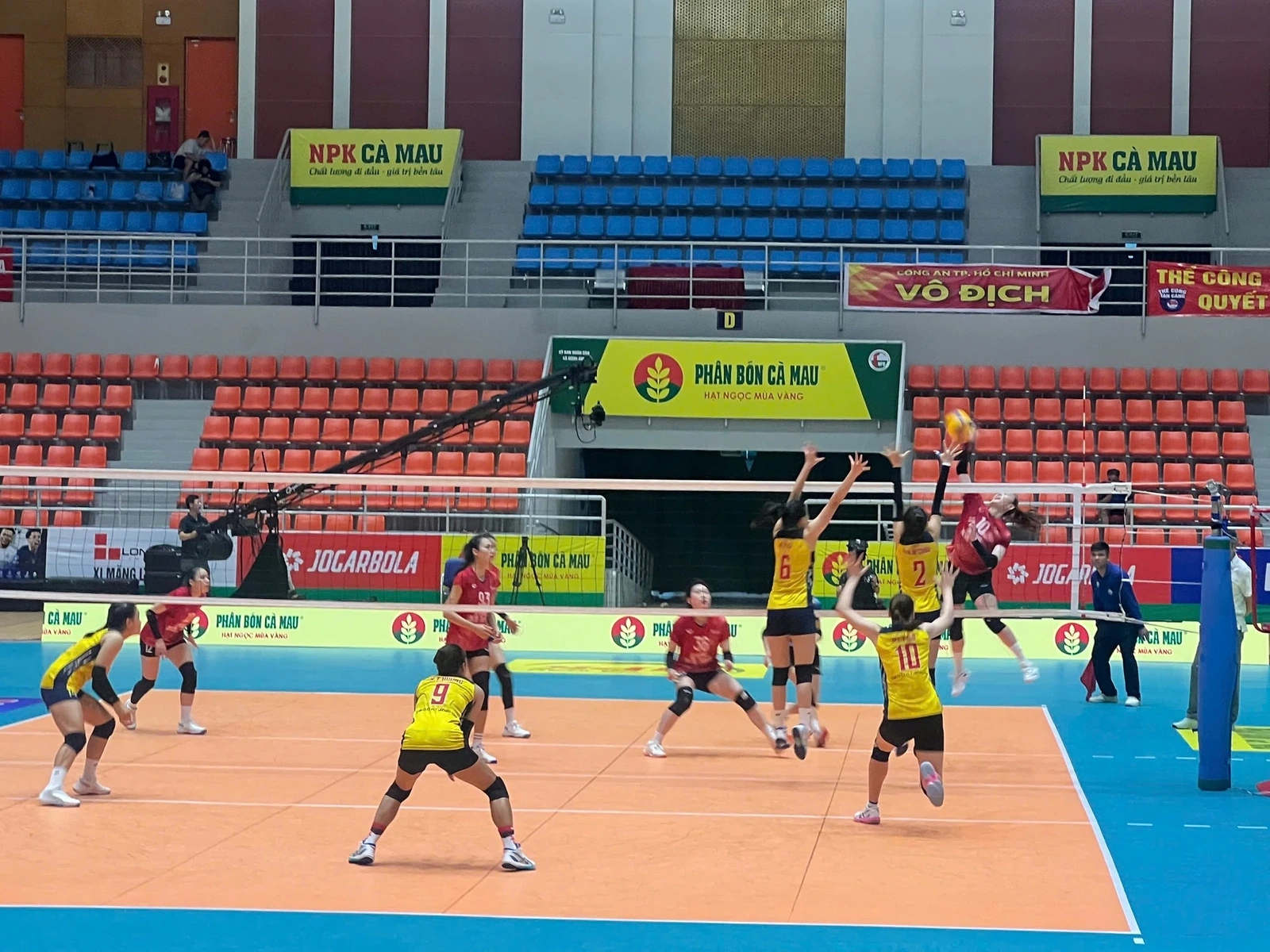 Bóng chuyền nữ XMLS Thanh Hóa ngược dòng đánh bại Geleximco Hưng Yên