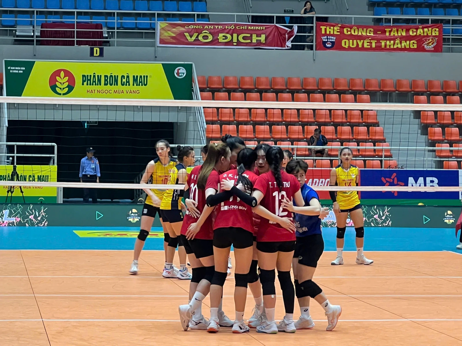 Bóng chuyền nữ XMLS Thanh Hóa ngược dòng đánh bại Geleximco Hưng Yên