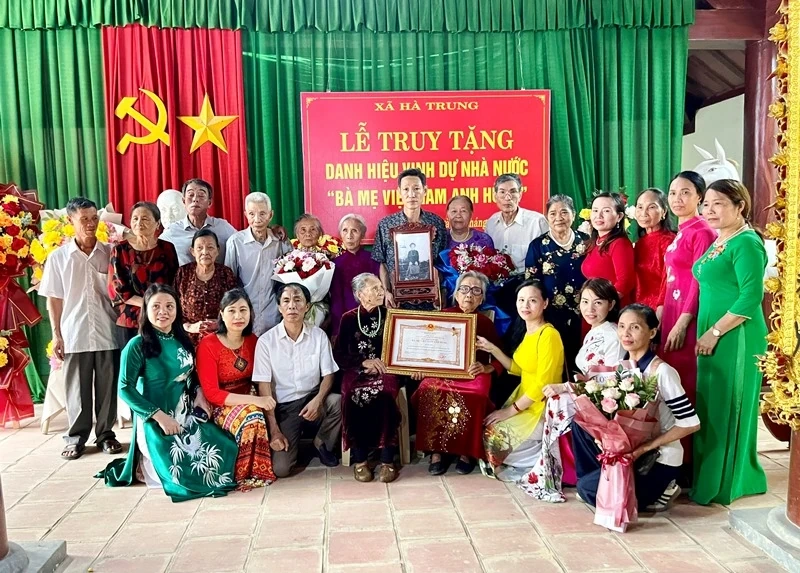 Truy tặng danh hiệu “Bà mẹ Việt Nam Anh hùng” cho mẹ Đỗ Thị Niêm ở xã Hà Trung