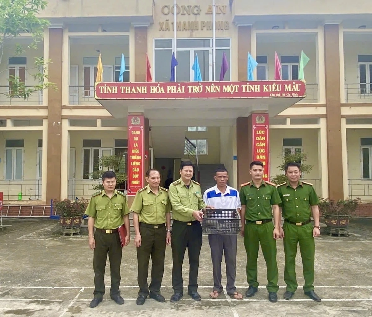 Người dân xã Thanh Phong tự nguyện giao nộp cá thể tê tê thuộc Nhóm IB quý hiếm