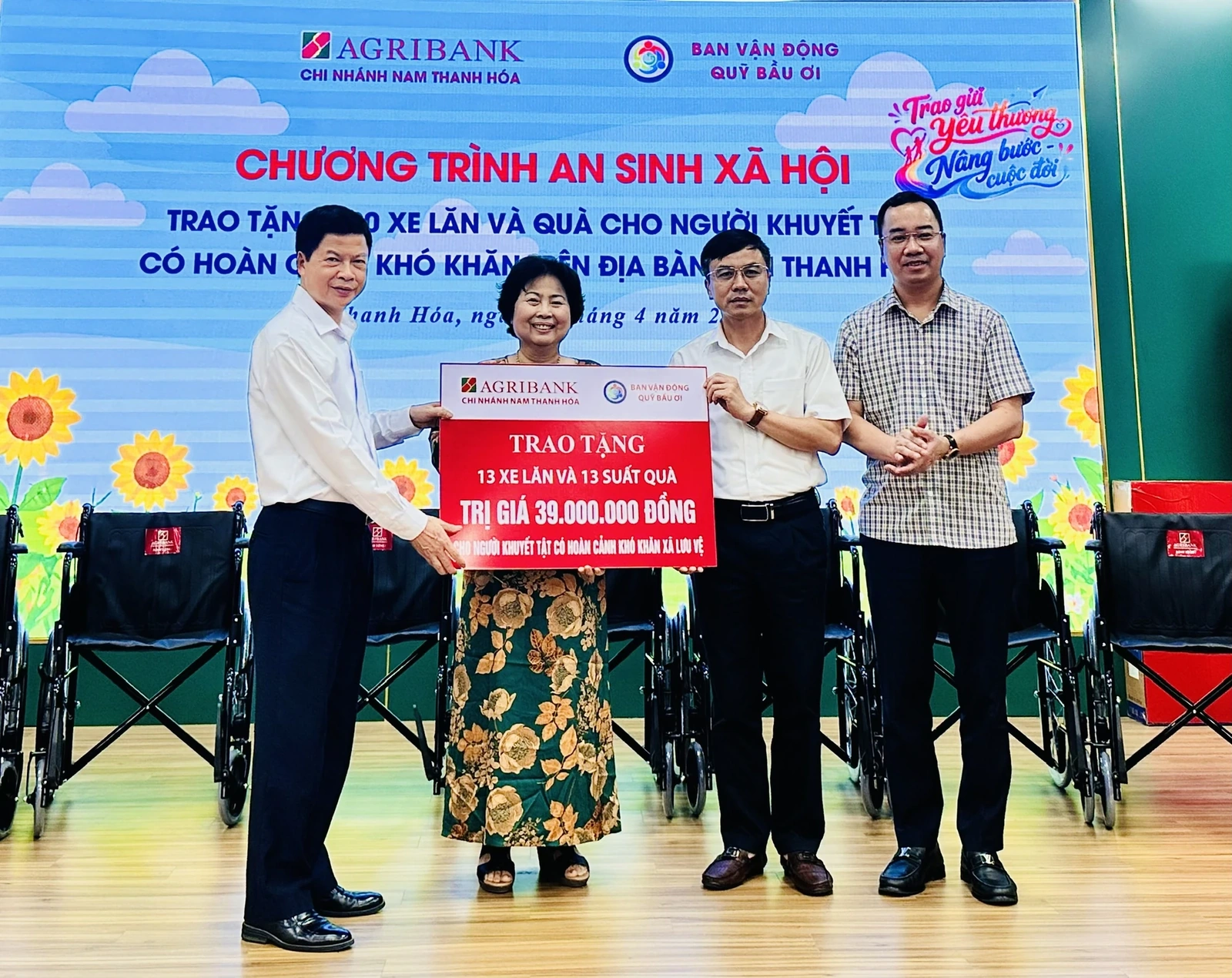 Agribank Nam Thanh Hóa trao tặng xe lăn và quà cho người khuyết tật