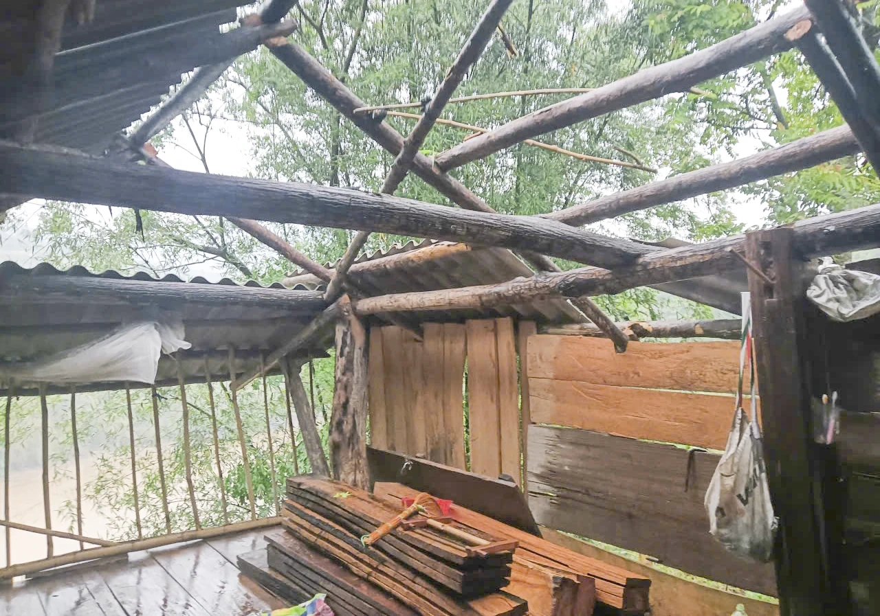 Dông lốc gây tốc mái nhà của người dân xã Mường Lý