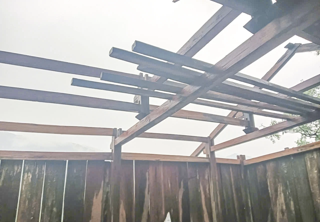 Dông lốc gây tốc mái nhà của người dân xã Mường Lý