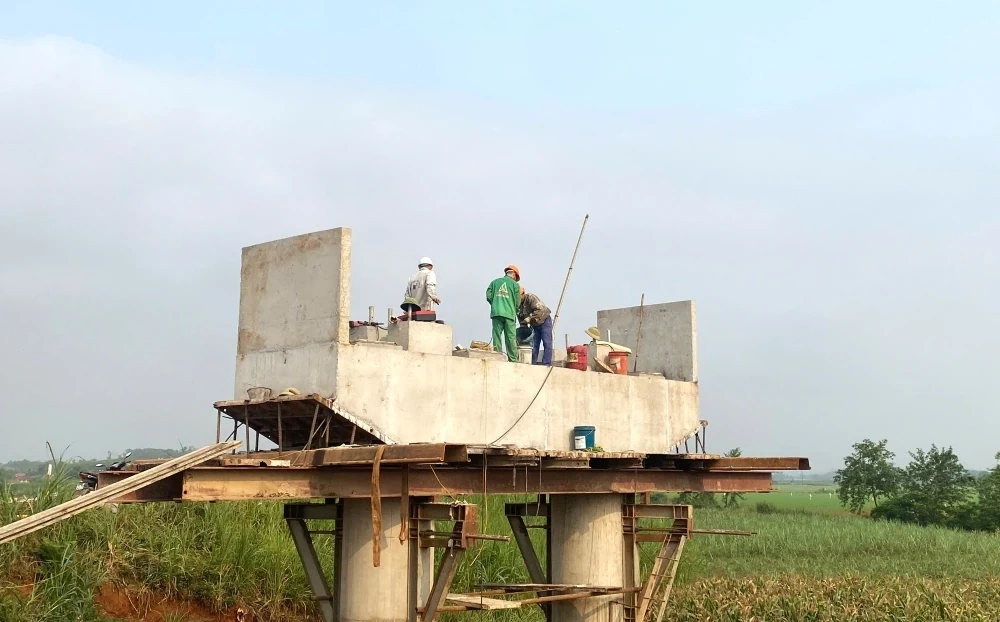 Làm việc “xuyên lễ” trên công trường thi công cầu Mọ