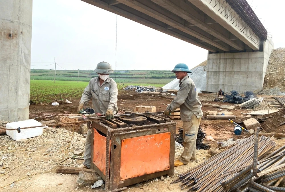 Làm việc “xuyên lễ” trên công trường thi công cầu Mọ