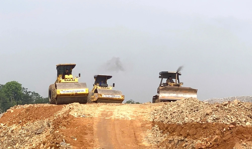 Làm việc “xuyên lễ” trên công trường thi công cầu Mọ