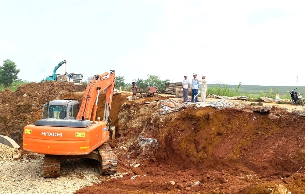 Làm việc “xuyên lễ” trên công trường thi công cầu Mọ