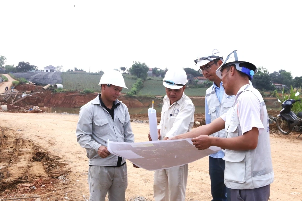 Làm việc “xuyên lễ” trên công trường thi công cầu Mọ