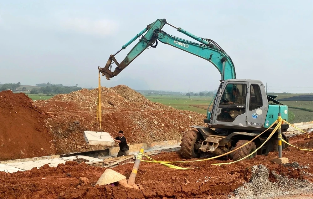 Làm việc “xuyên lễ” trên công trường thi công cầu Mọ