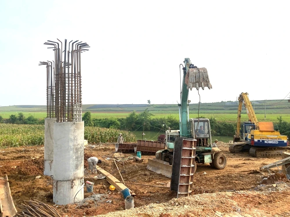 Làm việc “xuyên lễ” trên công trường thi công cầu Mọ