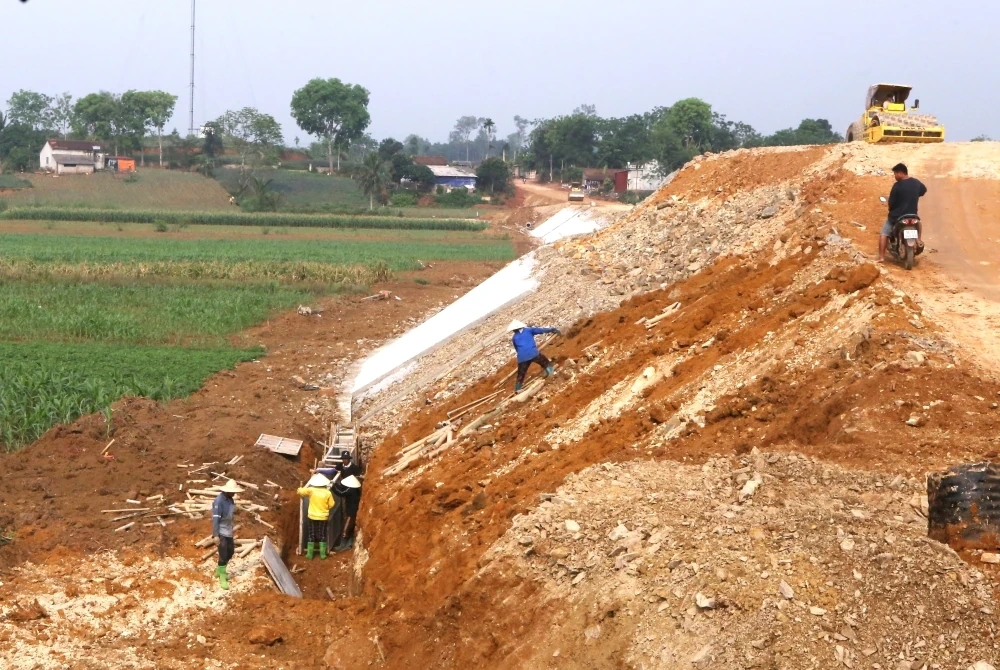 Làm việc “xuyên lễ” trên công trường thi công cầu Mọ